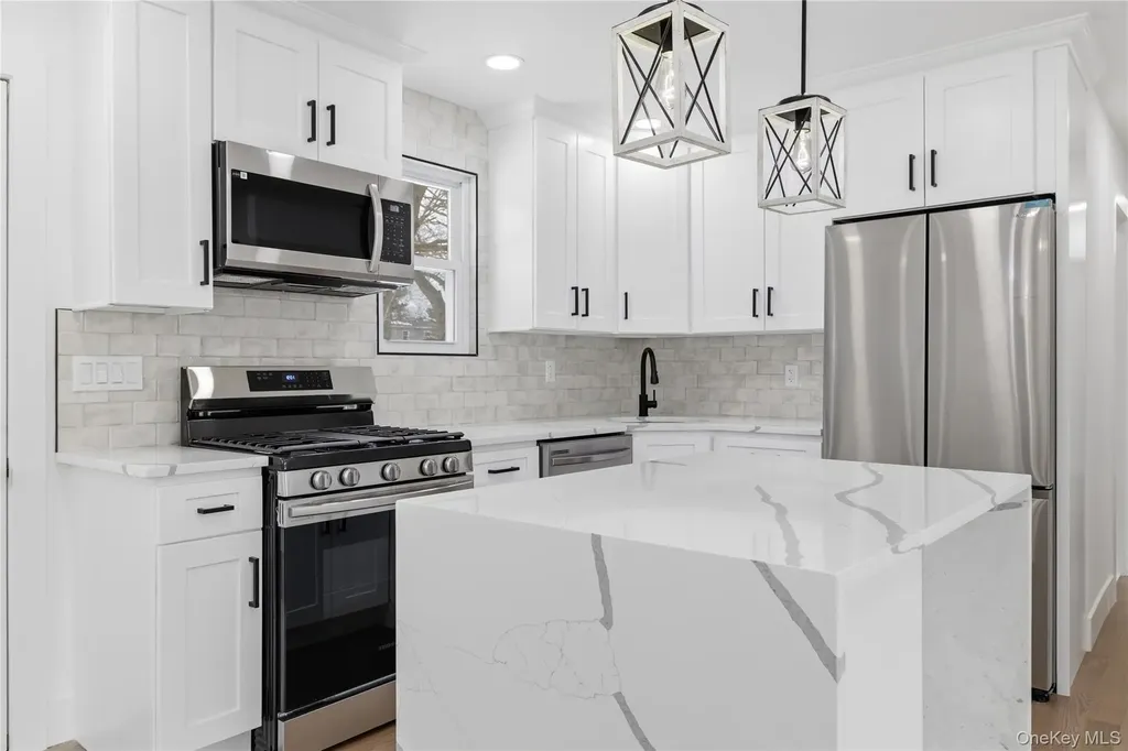 39 E Oakdale Street Bay Shore NY 11706