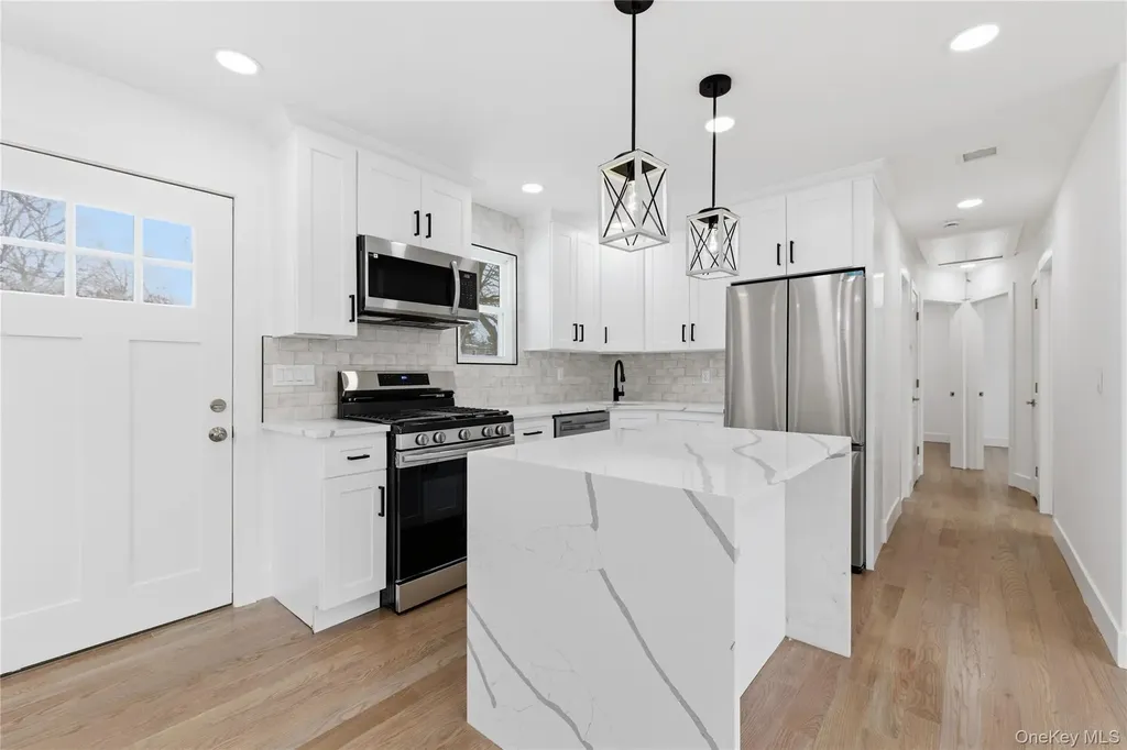 39 E Oakdale Street Bay Shore NY 11706