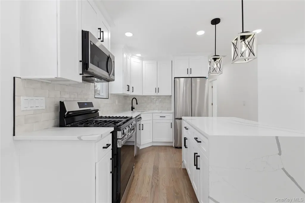 39 E Oakdale Street Bay Shore NY 11706