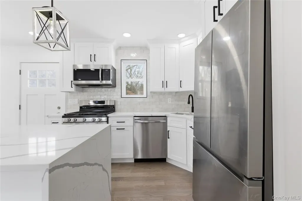 39 E Oakdale Street Bay Shore NY 11706