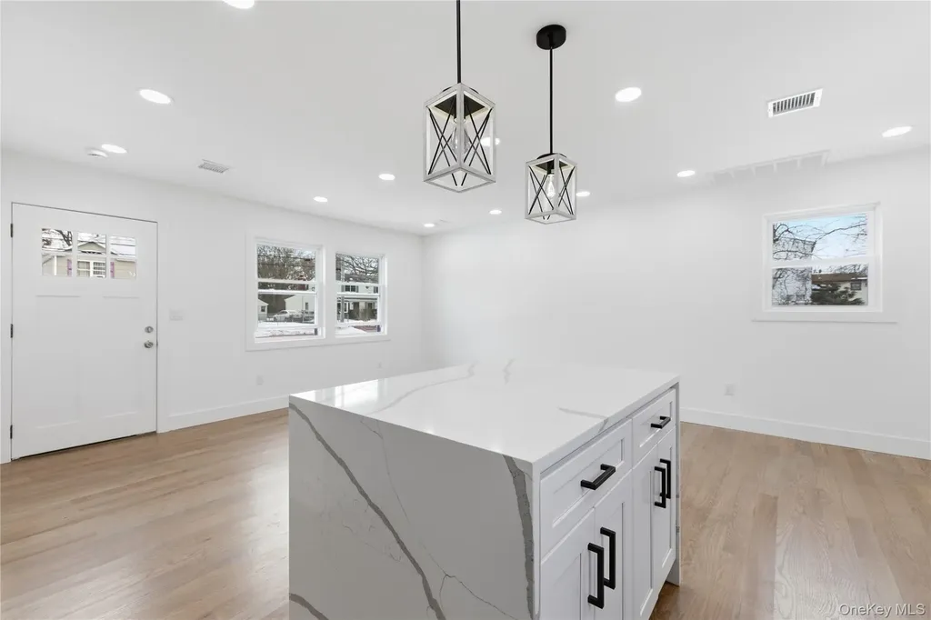 39 E Oakdale Street Bay Shore NY 11706