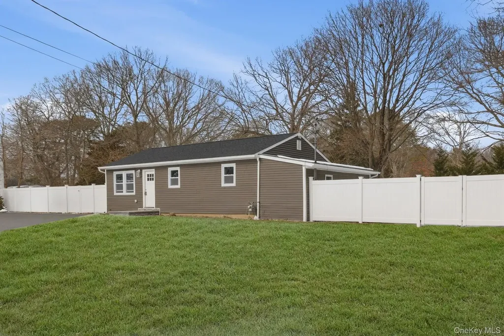 39 E Oakdale Street Bay Shore NY 11706