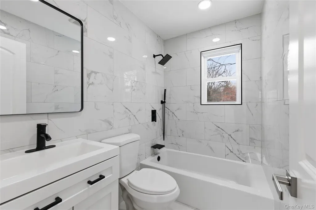 39 E Oakdale Street Bay Shore NY 11706