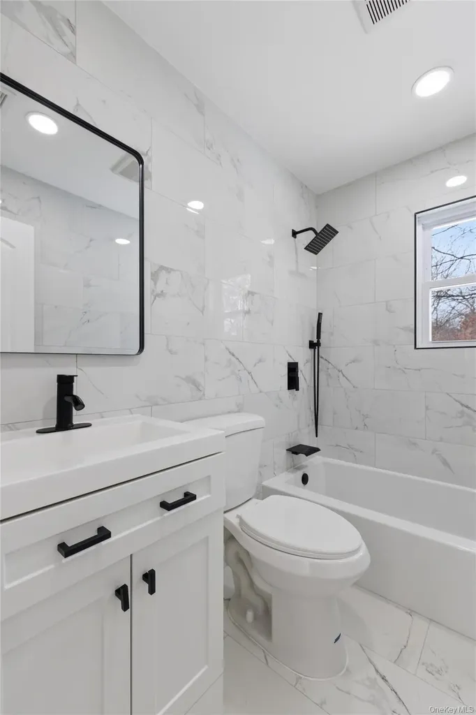39 E Oakdale Street Bay Shore NY 11706
