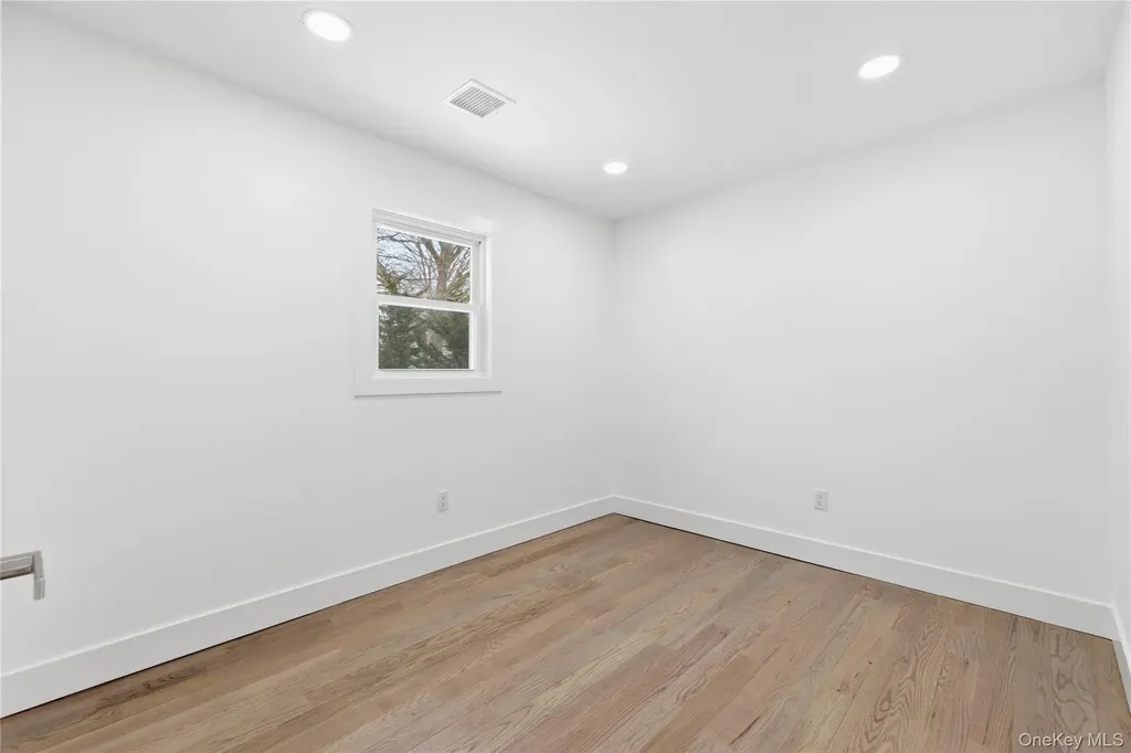 39 E Oakdale Street Bay Shore NY 11706