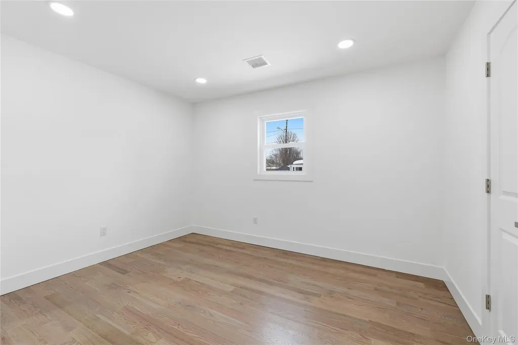 39 E Oakdale Street Bay Shore NY 11706