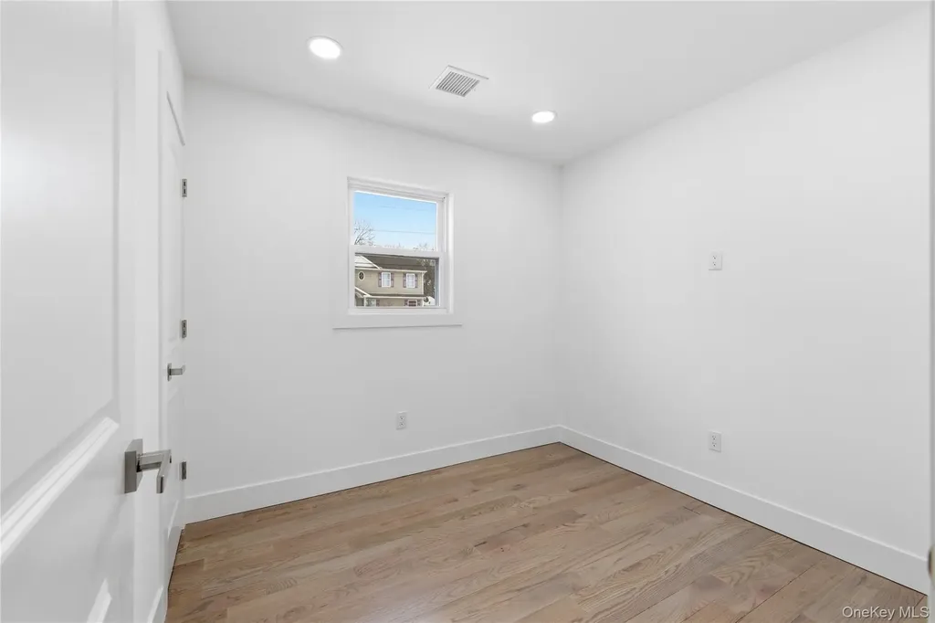 39 E Oakdale Street Bay Shore NY 11706