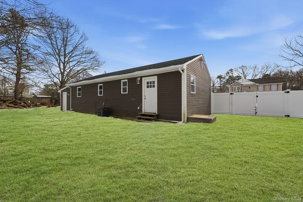39 E Oakdale Street Bay Shore NY 11706