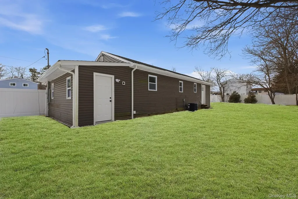 39 E Oakdale Street Bay Shore NY 11706