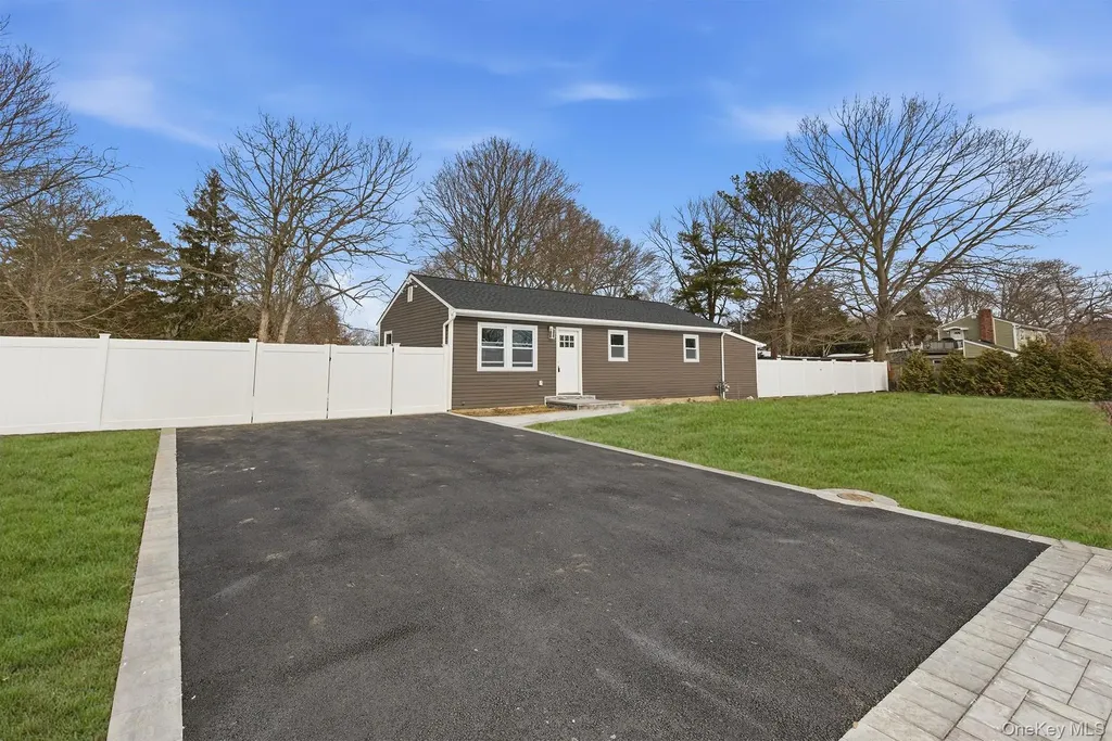 39 E Oakdale Street Bay Shore NY 11706