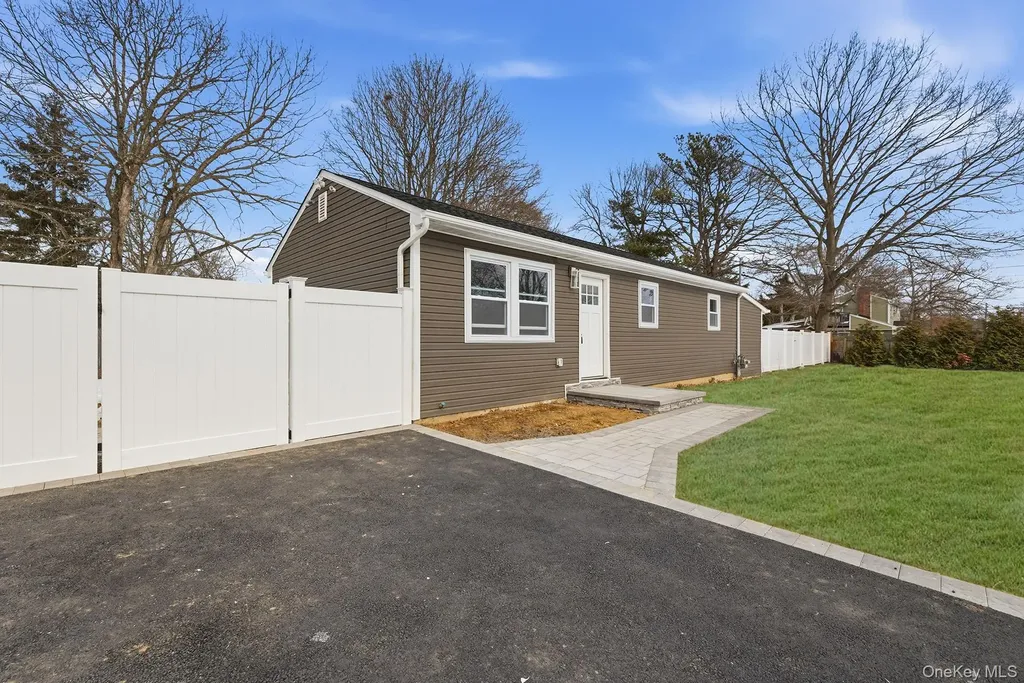 39 E Oakdale Street Bay Shore NY 11706