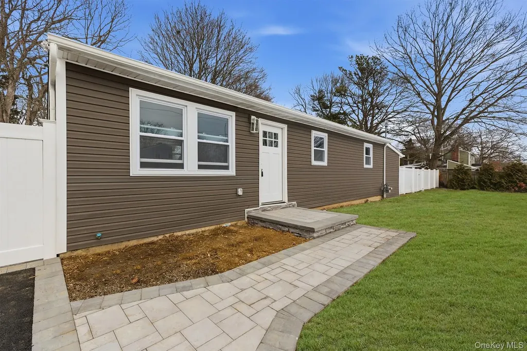39 E Oakdale Street Bay Shore NY 11706