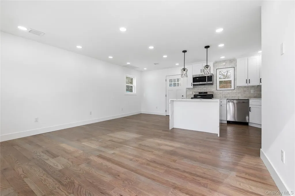 39 E Oakdale Street Bay Shore NY 11706