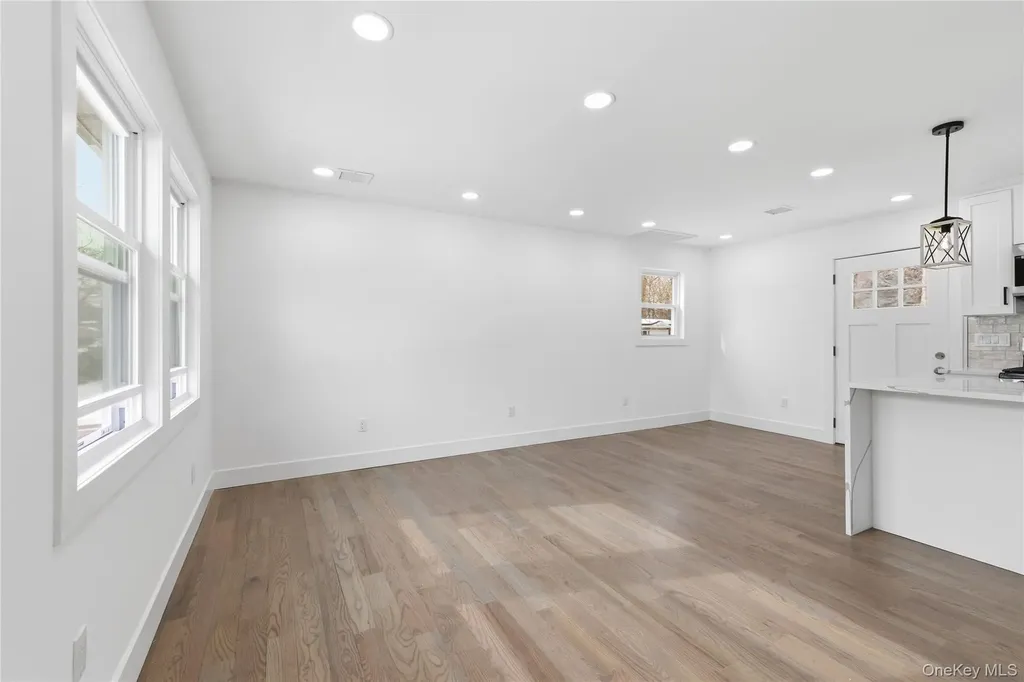 39 E Oakdale Street Bay Shore NY 11706