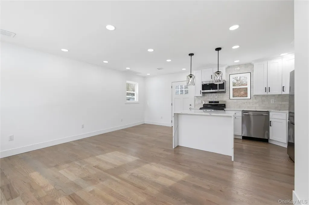 39 E Oakdale Street Bay Shore NY 11706