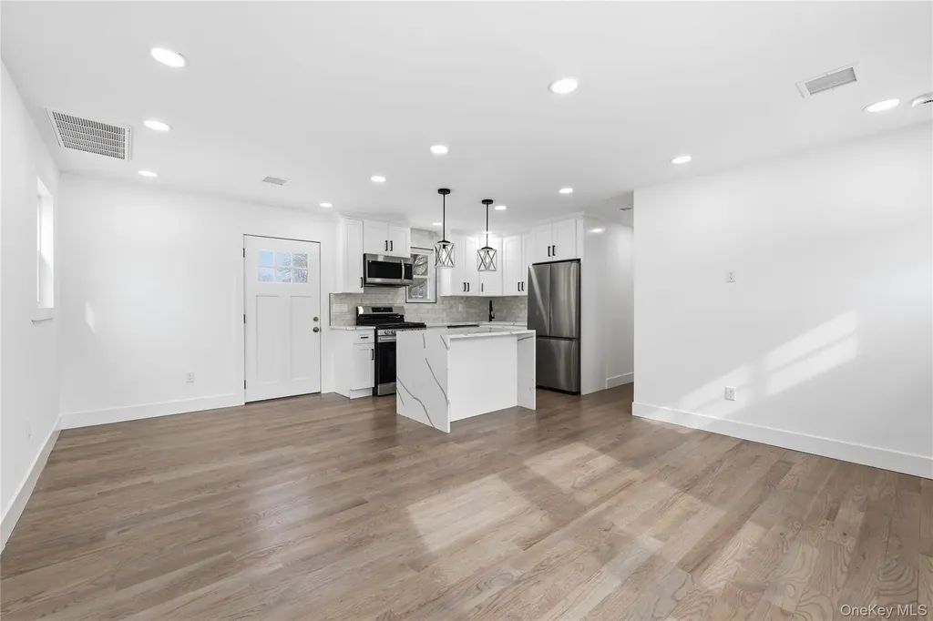 39 E Oakdale Street Bay Shore NY 11706