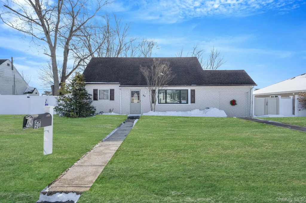 90 Winchester Drive Lindenhurst NY 11757