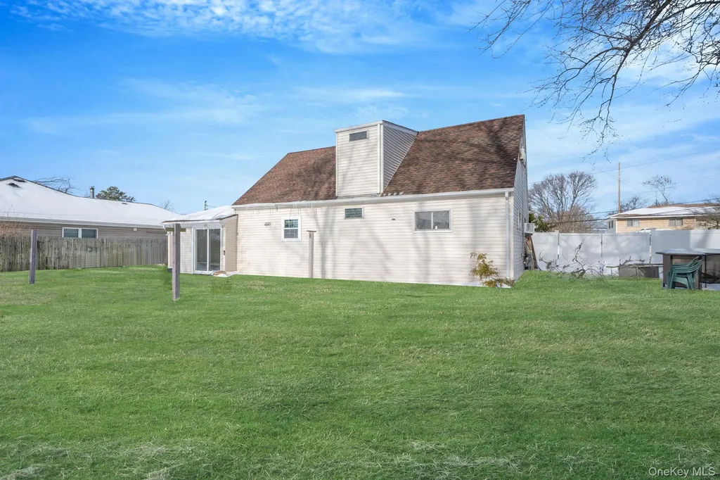 90 Winchester Drive Lindenhurst NY 11757