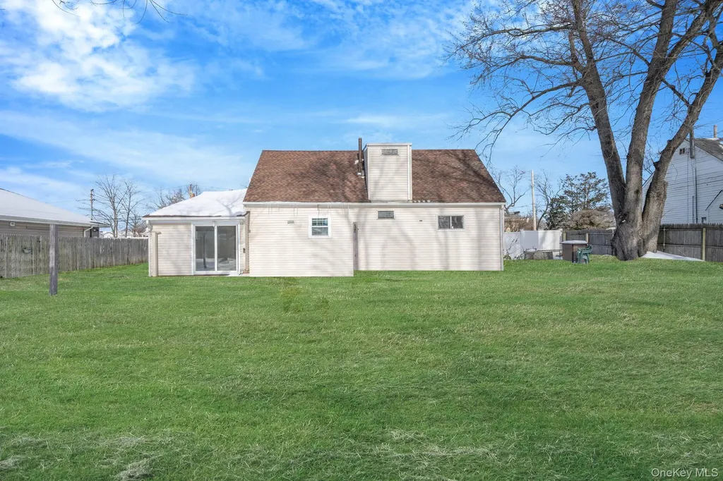 90 Winchester Drive Lindenhurst NY 11757