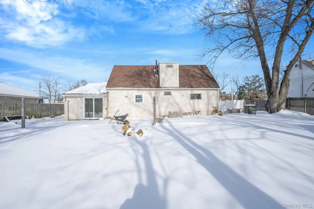 90 Winchester Drive Lindenhurst NY 11757
