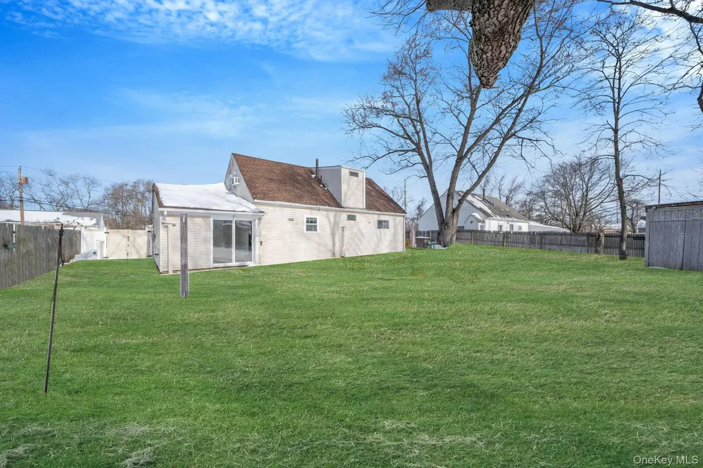 90 Winchester Drive Lindenhurst NY 11757