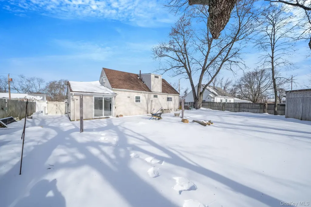 90 Winchester Drive Lindenhurst NY 11757