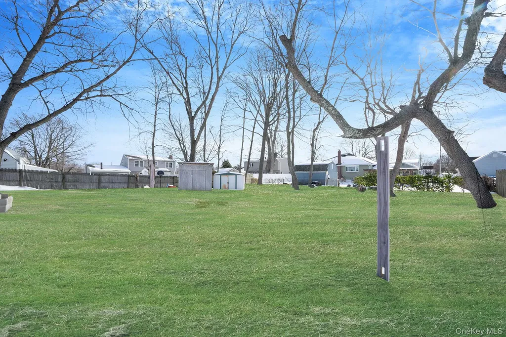 90 Winchester Drive Lindenhurst NY 11757