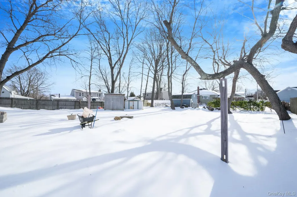 90 Winchester Drive Lindenhurst NY 11757