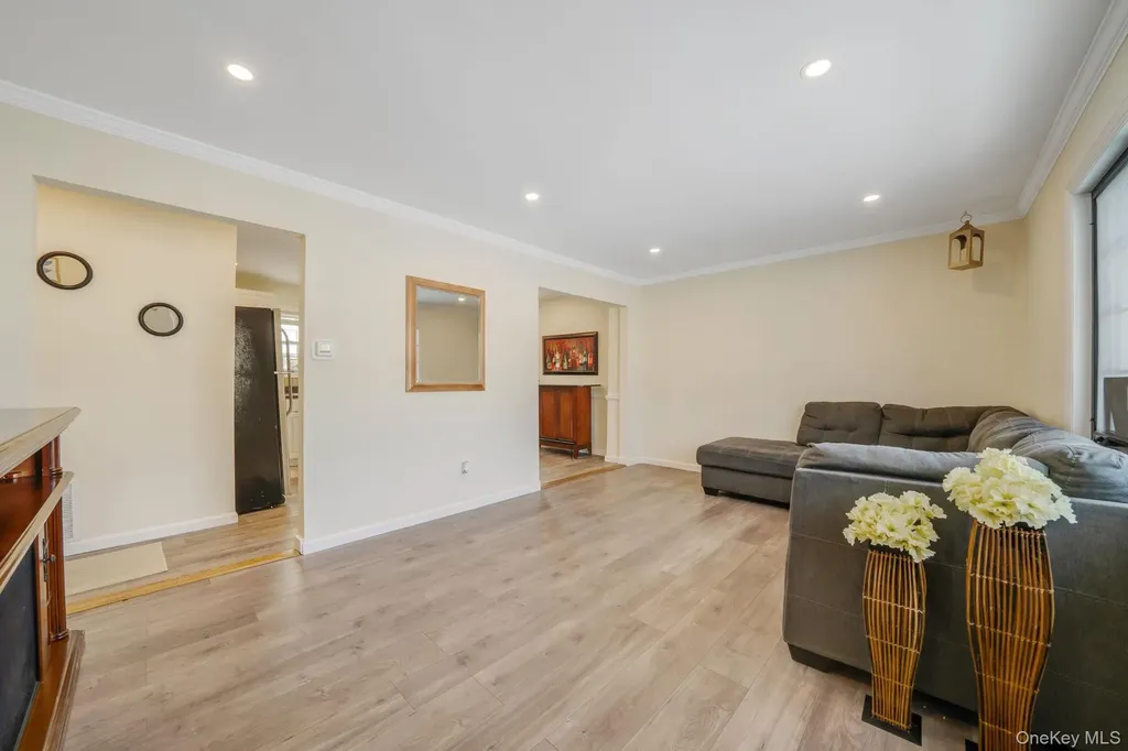 90 Winchester Drive Lindenhurst NY 11757