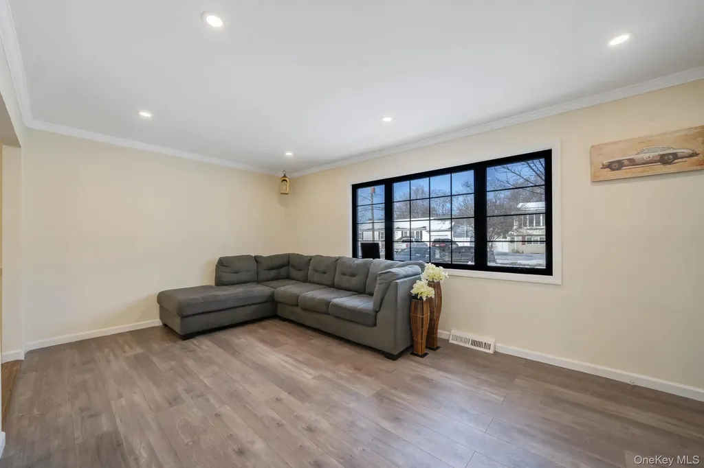 90 Winchester Drive Lindenhurst NY 11757