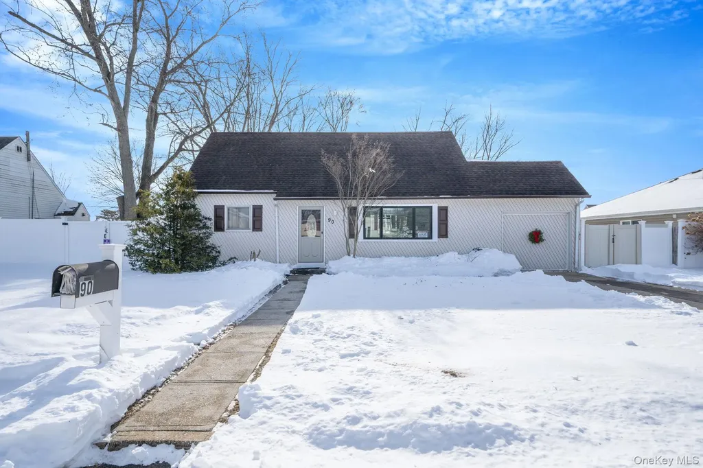 90 Winchester Drive Lindenhurst NY 11757