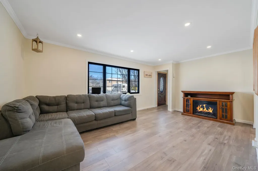 90 Winchester Drive Lindenhurst NY 11757