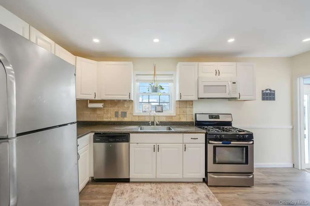 90 Winchester Drive Lindenhurst NY 11757