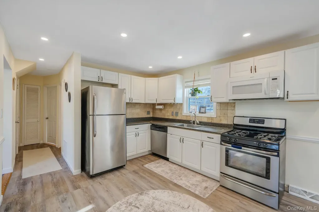 90 Winchester Drive Lindenhurst NY 11757