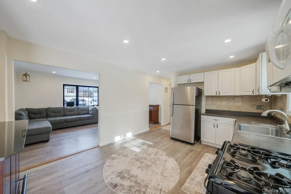90 Winchester Drive Lindenhurst NY 11757