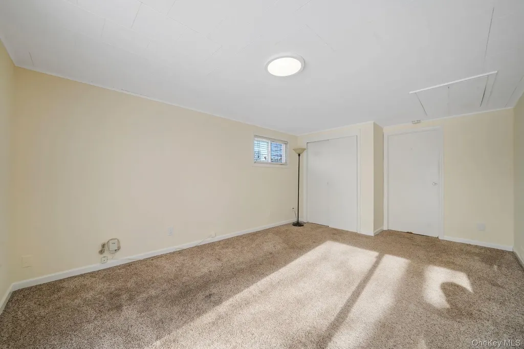 90 Winchester Drive Lindenhurst NY 11757