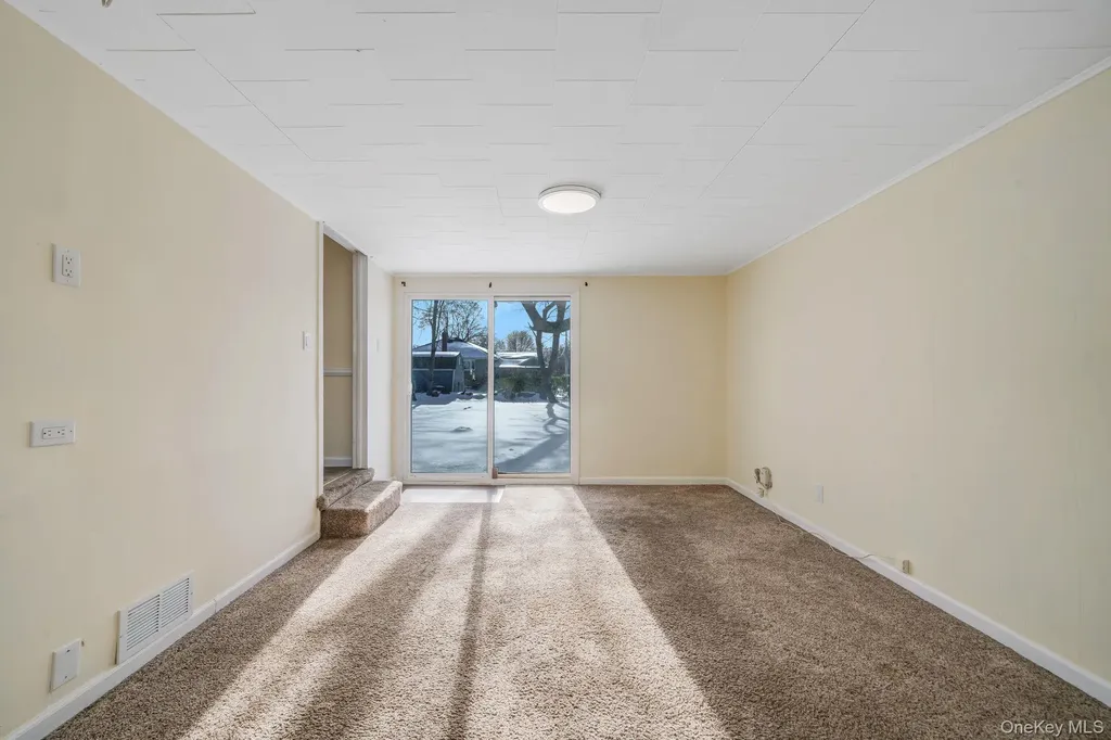 90 Winchester Drive Lindenhurst NY 11757
