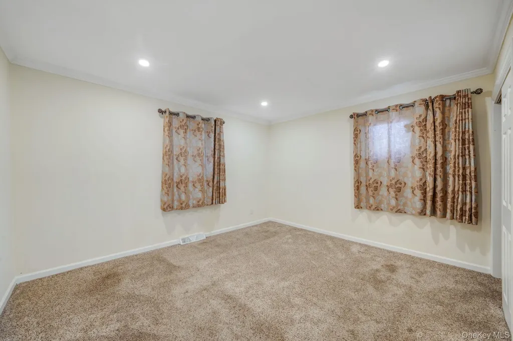 90 Winchester Drive Lindenhurst NY 11757