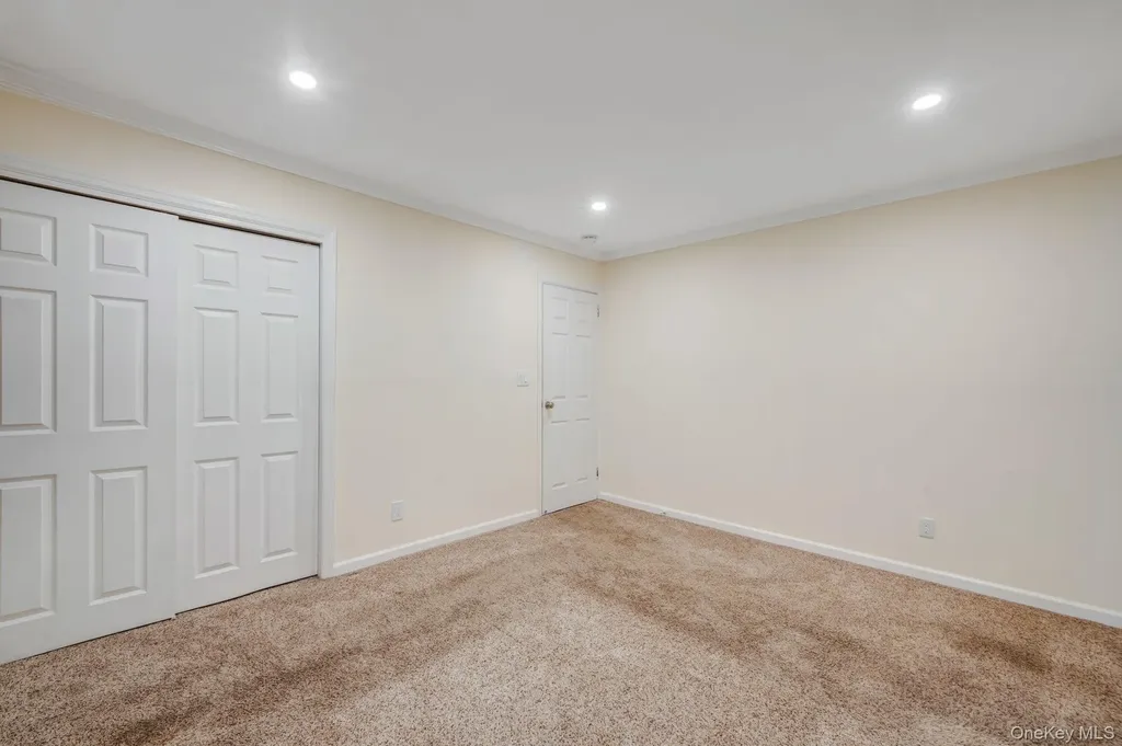 90 Winchester Drive Lindenhurst NY 11757