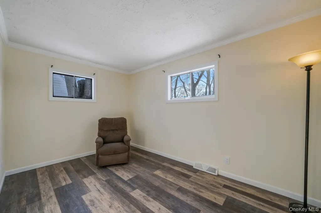 90 Winchester Drive Lindenhurst NY 11757