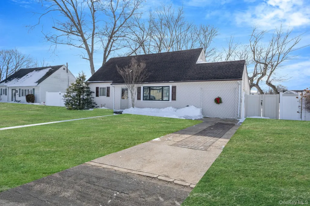 90 Winchester Drive Lindenhurst NY 11757