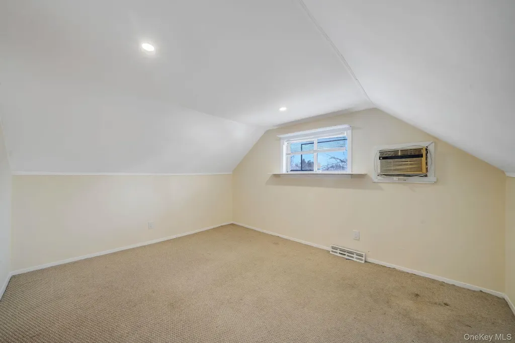 90 Winchester Drive Lindenhurst NY 11757