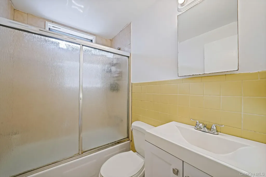 90 Winchester Drive Lindenhurst NY 11757
