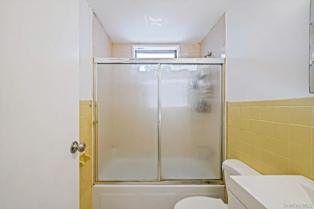 90 Winchester Drive Lindenhurst NY 11757
