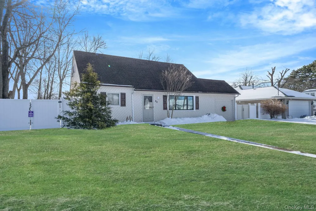 90 Winchester Drive Lindenhurst NY 11757