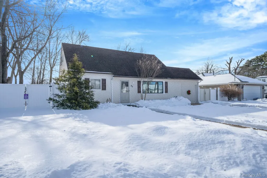 90 Winchester Drive Lindenhurst NY 11757