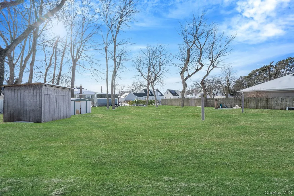 90 Winchester Drive Lindenhurst NY 11757
