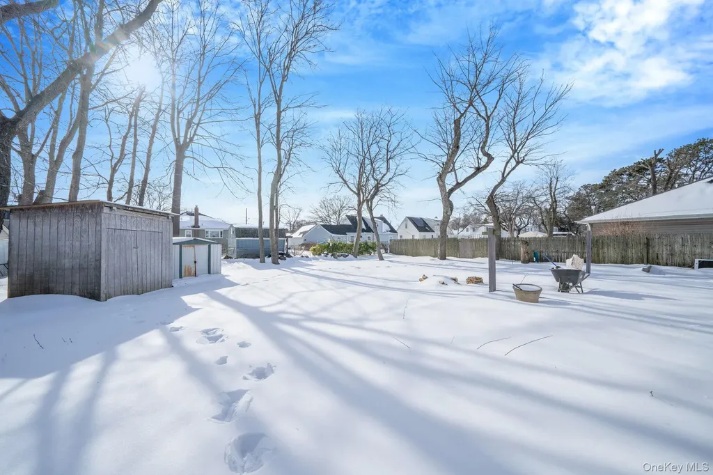 90 Winchester Drive Lindenhurst NY 11757