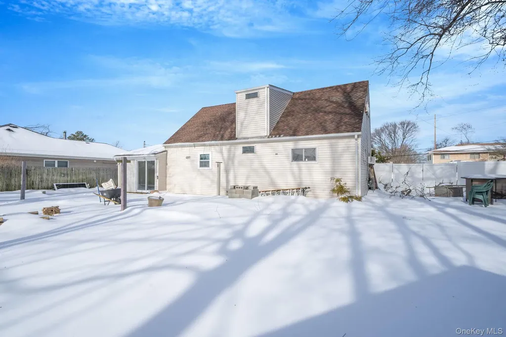 90 Winchester Drive Lindenhurst NY 11757
