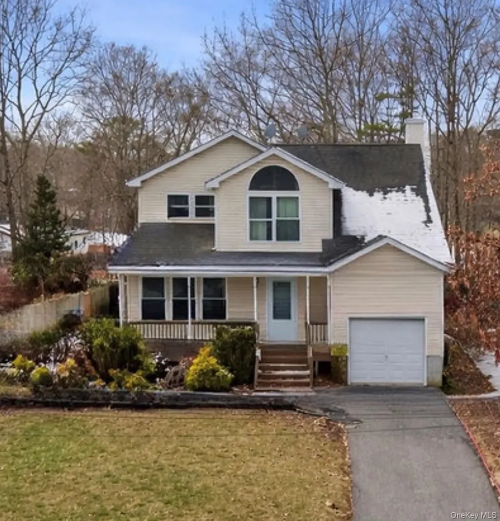 134 W Yaphank Road Coram NY 11727